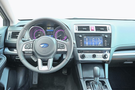 Gradlinig: Viele Funktionen des Subaru Outback lassen sich über das Lenkrad steuern. Daneben hat es wenige, aber grosse Schalter – und eine tolle Übersicht. 