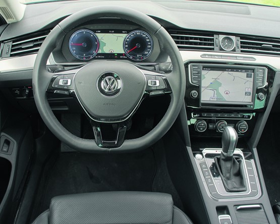 Funktional: Wie immer bei VW sucht man innen vergeblich nach farbenfrohen  Ergänzungen.