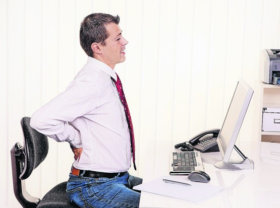 30 Prozent aller Ausfälle im Büro gehen auf Rückenschmerzen zurück. Gerade am Arbeitsplatz sind deshalb die richtige ­Haltung und kleine Bewegungspausen wichtig und unumgänglich.