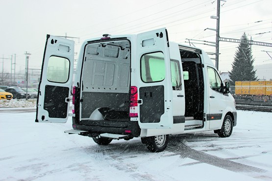 Der Werkmeister: Der Hyundai H350 vereint zahlreiche Kundenwünsche in einem solid gefertigten Transporter. Weit öffnende Türen im Heck und die 1280 mm breite Schiebetür machen den Laderaum gut zugänglich.Bilder: Roland Hofer