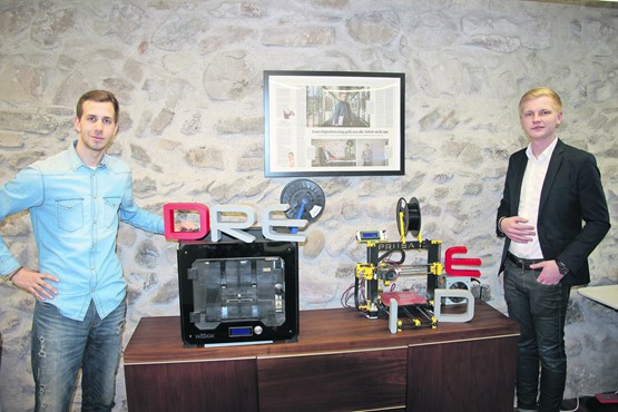 Haben das Potenzial des 3D-Druckes erkannt: Aljoscha Benisowitsch und Jan Appenzeller (v.l.) haben in Rapperswil ihr Start-up Drei-De gegründet und sind damit gut auf Kurs.Bild: CR