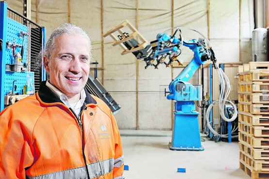 Neue Technologie im Handwerksbetrieb: Pascal Schneider, Geschäftsführer der Ruedersäge AG, setzt mit dem neuen Nagelroboter auf mehr Flexibilität und Wirtschaftlichkeit. Bild: andré Albrecht