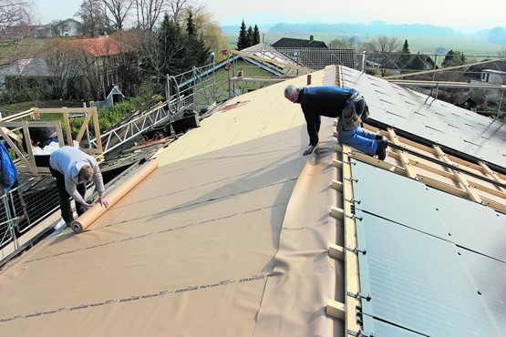 Auf energieeffizientes Bauen spezialisiert: Die Baur AG gehört zu den Photovoltaik-Pionieren. Das KMU hat schon rund  350 solche Anlagen erfolgreich installiert.