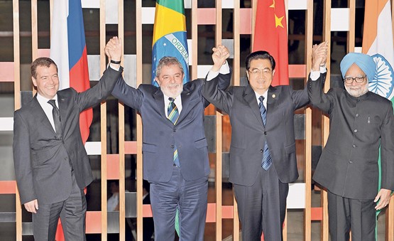 Hier war die Welt der damaligen BRIC-Staatsoberhäupter noch in Ordnung (v.l.): Dmitri ­Medwedew (Russland), Luiz Inácio Lula da Silva (Brasilien), Hu Jintao (China) und Manmohan Singh (Indien) am BRIC-Gipfeltreffen 2010 in Brasilien.