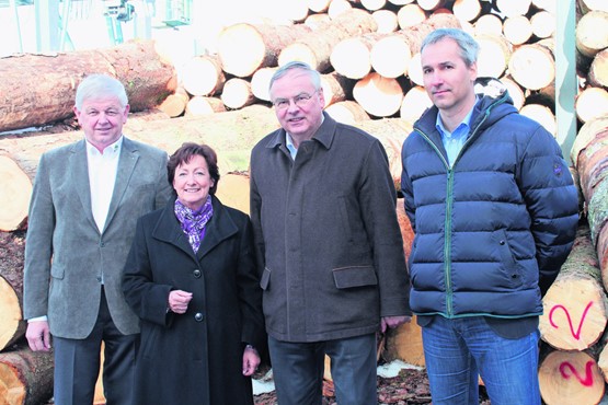 Vereint gegen den drohenden massiven Ertragsausfall und Stellenabbau: Max Binder, Nationalrat (SVP⁄ZH), Sylvia Flückiger, Nationalrätin (SVP⁄AG), Jean-François Rime, Nationalrat (SVP⁄FR), und Thomas Lädrach, Geschäftsführer der Otto Lädrach AG in Worb (von links).