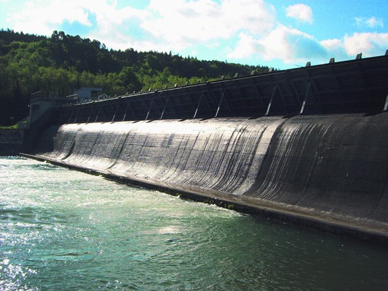 Viel Kontroverse bringt die Förderung der Wasserkraft. Sie wollen nun auch in die Riegen der Subventionsempfänger aufgenommen werden. Damit öffnet die Wasserkraft zusammen mit Photovoltaik, Wind und Geothermie die Hand für die Fördertöpfe des Bundes.