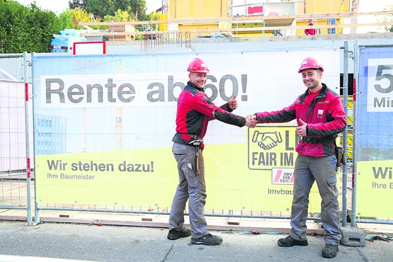 Mit 2000 solcher Blachen setzt sich der SBV schweizweit für faire Arbeitsbedingungen auf dem Bau ein.