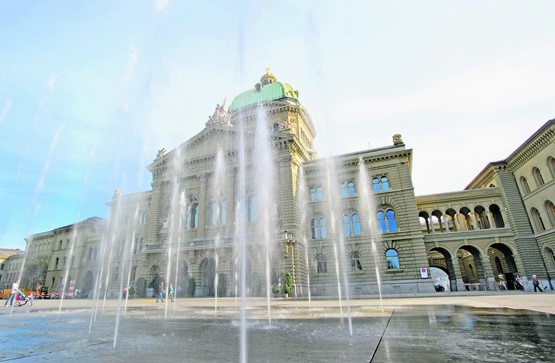 Hauptsache, die Steuern sprudeln: «Wasserspiel» auf dem Berner Bundesplatz.