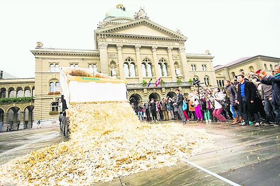 «Das Geld liegt ja eh auf der Strasse...»: Judihui-Aktion der «Bedingungslosen» auf dem Berner Bundesplatz.