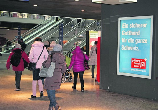 Die Wirtschaft ist auf eine zweite Röhre angewiesen: Deshalb JA an der Abstimmung vom  28. Februar  –  JA zu mehr Verkehrssicherheit, zur sicheren Handelsverbindung, zur intelligenten Sanierung, zu intakten Landschaften und zum Zusammenhalt der Schweiz. Bild: CR