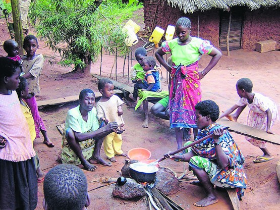 Bildung statt Ideologie im Kampf gegen die Armut: Kenianische Massaifrauen beim Kochen.