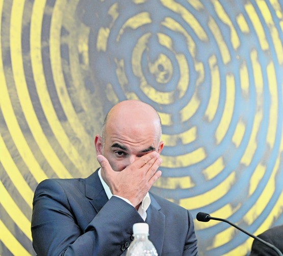 Wer auf dem linken Auge nicht blind ist, dem könnte angesichts der Zukunft von AHV und IV schwindlig werden: Bundesrat Alain Berset am Filmfestival Locarno.BILD: KEYSTONE/Urs Flüeler