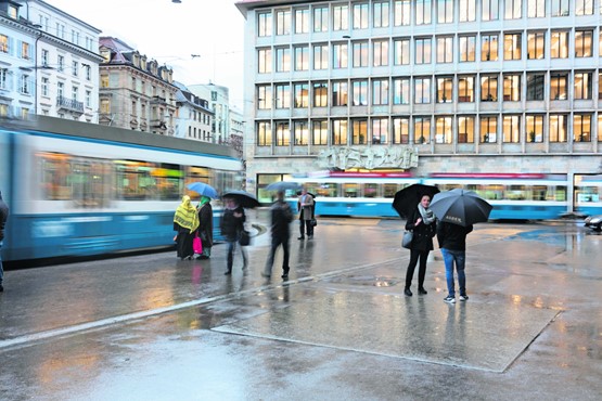 Weshalb lassen die Bankiers ihre Kunden im Regen stehen, wenn es um ihre eigenen Interessen geht? Blick auf den Zürcher Paradeplatz.Bild: KEYSTONE/Gaetan Bally