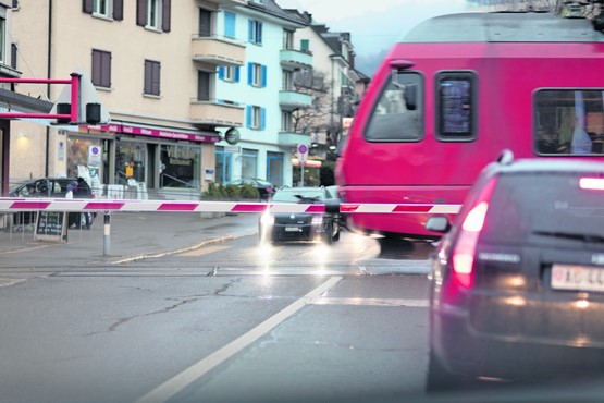 Der Unterhalt und Ausbau der Bahninfrastruktur wird durch eine faire Finanzierung des Strassenverkehrs in keiner Weise gefährdet: Stau vor einem Bahnübergang in Zürich. BILD: KEYSTONE/GAËTAN BALLY