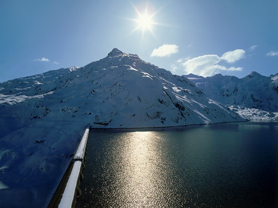 Wasserkraft ist die wichtigste erneuerbare Energiequelle der Schweiz: ­Staumauer Lucendro und Sella im Gotthardmassiv.