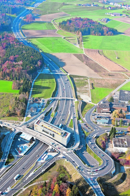 Ob Stadt oder Land, eine gut funktionierende Verkehrsinfrastruktur nützt allen: Anschluss Affoltern am Albis im Kanton Zürich.BILD: KEYSTONE/ALESSANDRO DELLA BELLA