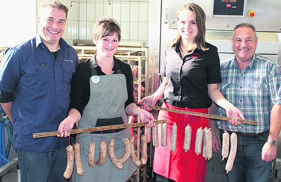 Bald geht es um die Wurst: Adrian Gygax und Sandra Linder sowie Natacha Henzer und Kurt Jaun (v.l.) trainieren für die  Europameisterschaften der Fleischfachleute im Mai 2016 in Frankfurt. Ihr Ziel ist es, die Goldmedaille zu verteidigen.Bild: CR