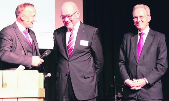 Prominente Gäste aus Politik und Wirtschaft (v.l.): Hans Peter Baumgartner, Vorsitzender der Geschäftsleitung des SIU, ehrte Beat Aellig, den ersten Direktor des SIU. Referent war auch Nationalrat, Direktor des Schweizerischen Gewerbeverbandes sgv sowie Präsident des SIU Hans-Ulrich Bigler. 
