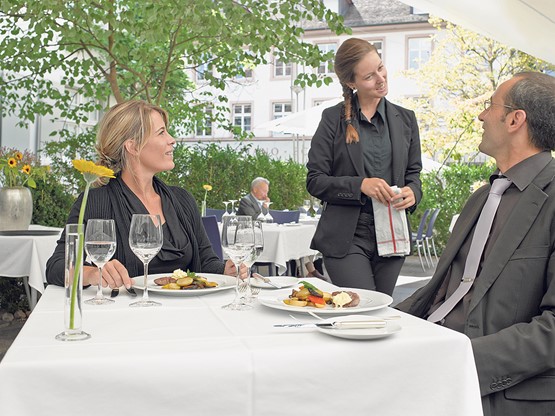 Zentrales Charakteristikum: Im Gastgewerbe ist der hohe Anteil an ausländischen Mitarbeitenden auf eine lange Tradition zurückzuführen.