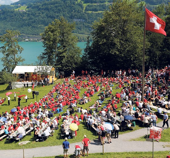 Friedliche Feier auf dem Rütli mit der Jugend im Zentrum: Der sgv gestaltete zusammen mit den beiden Jugendverbänden Jungwacht und Blauring die dies­jährige Bundesfeier am Gründungsort der Schweiz. Im Fokus der Ansprache von sgv-Präsident Jean-François Rime (kleines Bild) stand unser Nachwuchs bzw. dessen duale ­Berufsausbildung.Bild: André Albrecht 