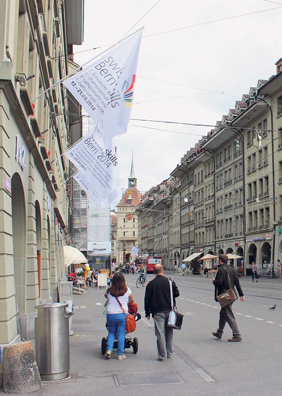 Blickfang im Zeichen der Berufsbildung: SwissSkills Bern 2014-Fahnen. 