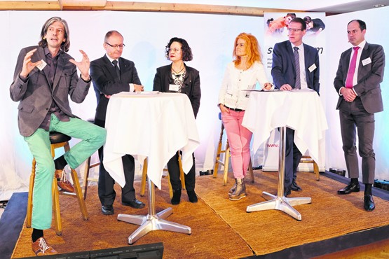 Angeregte Podiumsdiskussion zur Berufsbildung(v.l.): Andreas Pfister (Gymnasiallehrer), Josef Widmer (stellvertretender Direktor SBFI), Christine Davatz (sgv-Vizedirektorin), Claudia Wirz (Moderatorin), Adrian Wüthrich (Präsident von travailsuisse) sowie Simon Hämmerli (Direktor VSEI). Bild: André Albrecht 