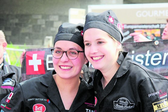 Zum dritten Mal in Folge gewinnt ein Schweizer Team:  Tanja Knechtle und Manuela Riedweg (v. l.) haben den Europameistertitel der Jung-Fleischfachleute errungen. Bild: zvg