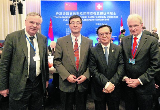 Traditionell gute Beziehungen (v.l.): sgv-Präsident Jean-François Rime, der sgv-China-Delegierter Yang Yumin, der chinesische Handelsminister Gao Hucheng und sgv-Direktor Hans-Ulrich Bigler anlässlich des Besuchs des chinesischen Regierungschefs Li Keqiang in der Schweiz im Sommer 2013.