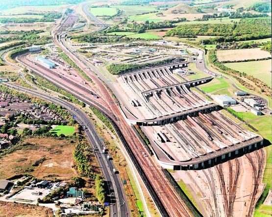 Ohne zweite Röhre  entstehen in den Schweizer  Alpentälern die grössten  Verladeanlagen Europas.  Grösser als die beim  Eurotunnel (Bild).