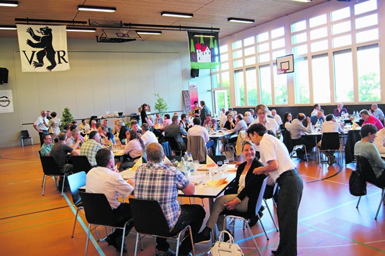 Der Gewerbeverband Appenzell ist im Festfieber: Impressionen der Jubiläums-Delegiertenversammlung in Waldstatt.  Kleines Bild. Geschäftsführer Ruedi Aerni wünscht sich, «dass der Verband seinen Platz in der Ausserrhoder Wirtschaft und ­Gesellschaft weitere 125 Jahre behaupten kann.»Bilder: ZVG