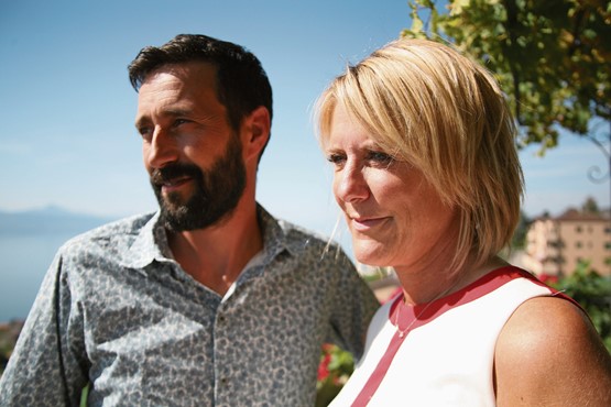 La reprise du domaine familial et le retour aux racines. Sur la photo, Nicole Conrad pose avec Simon Vogel, son vigneron-tâcheron et œnologue. Un co-entrepreneuriat. Photo: Ogi