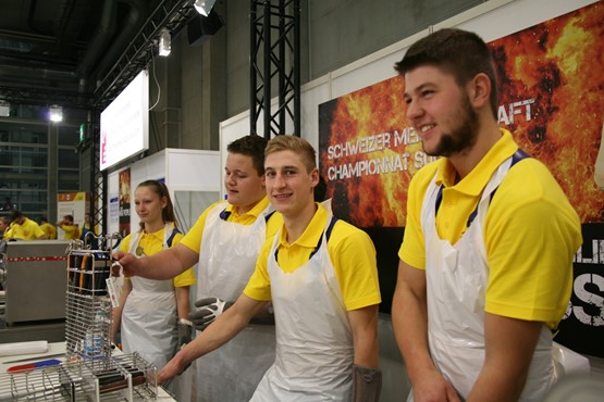 En nous promenant dans les différents stands, bien avant la phase de remise des médailles (lire page 22). Nous avons rencontré des apprenties et des apprentis passionnés par leur métier. Concentrés, parfois un brin tendus, ou sereins, ouverts au partage et complices. Recherche d’excellence et de courage, amour du travail bien fait – avant la grande fête!Photo: Ogi