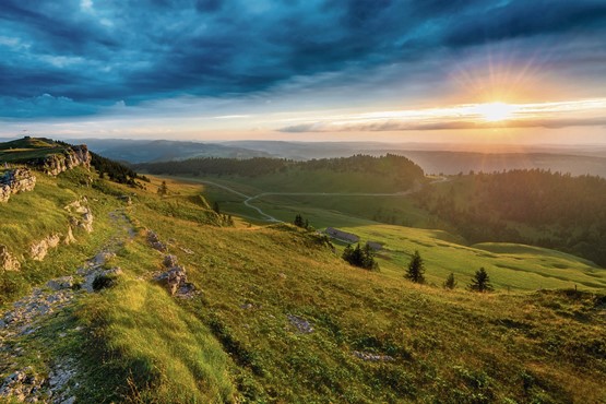 Le Chasseral, dont le sommet est visible depuis toute la région des Trois-Lacs et d’une bonne partie du Plateau suisse: un panorama à couper le souffle en toute saison.  Photos: dr
