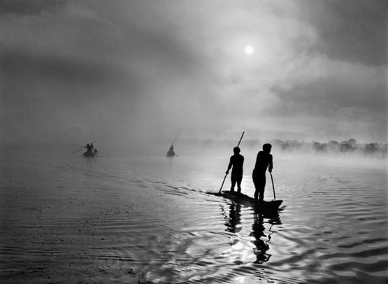 L’individu devient le résultat d’un travail précis de ciselure entre images et contenus, des pensées à rendre publiques et à diffuser. Comme le drapeau d’un «moi». Photo: Sebastião Salgado 