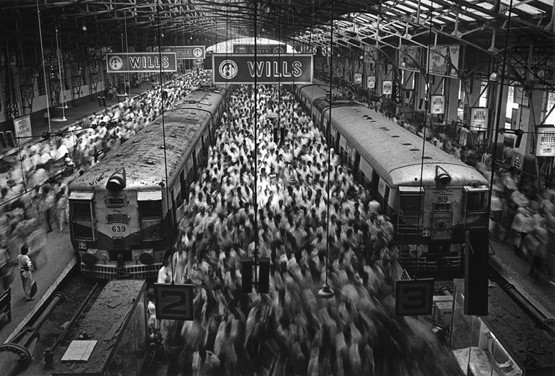 Tout change très vite dans notre façon d’entrer en relation les uns avec les autres, de nous représenter nous-mêmes et les autres dans le virtuel. Photo: Sebastiao Salgado