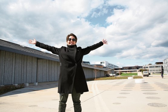 «J’aime la Ligue des justiciers, les Cinq fantastiques!» Sur la grande terrasse de l’EPFL, le soleil brille. Aline Isoz, c’est la Romande carismatique et pleine d’empathie pour les entreprises.PHOTO: OGI