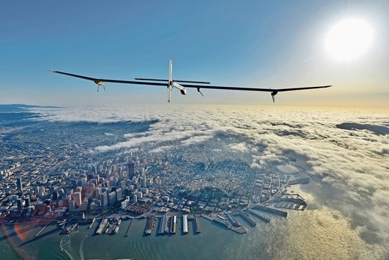 SolarImpulse survolant Los Angeles. La Suisse s’est sortie de cette mauvaise passe sans aide étatique.DR 