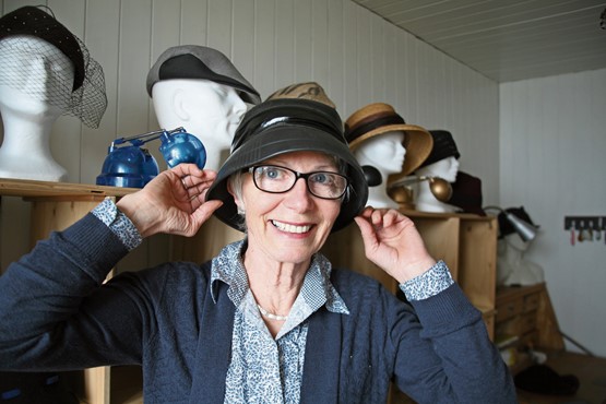 Eliane Schneider, la chapelière neuchâteloise, a gagné un prix mondial de créativité en 2014. On la voit poser avec Stephen Jones, le pape du chapeau.PHOTOs: OGI et dr