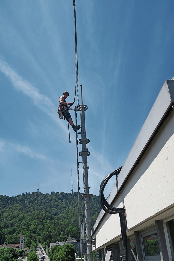 En raison de questions liées à la prévention de la santé, la Suisse a limité les rayonne­ments des téléphones  mobiles en instaurant il y a une vingtaine d’années des valeurs limites dix fois plus sévères que celles recommandées par l’Organisation ­mondiale de la santé (OMS).PHOTOS: ARCHIVES