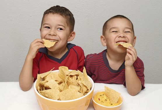Ces petits Espagnols adorent les chips. Et alors? Dans les faits, on sait bien que c’est la dose qui fait le poison. C’est comme pour les produits sucrés...PHOTO: archives esp.