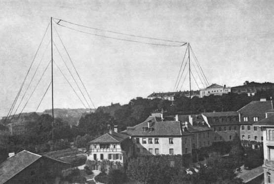 Quelques monuments vénérables de la communication en Suisse romande: les installations de la Dôle (en h. au centre), de Chasseral (en bas à dr.) et de Loèche. À droite, l'émetteur de Sottens.