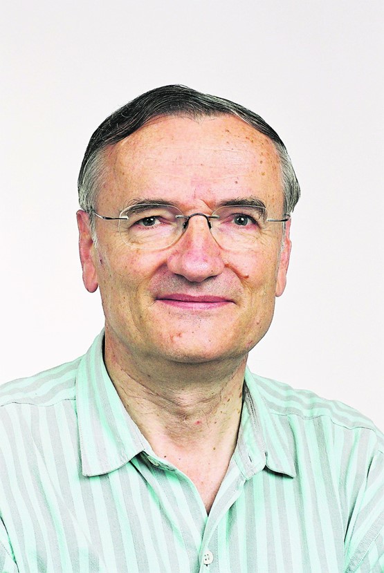 L’auteur Georges de Montmollin et ses deux collègues scientifiques, Allan Widom (à gauche) et Yogendra Srivastava dans les laboratoires du MIC à Marly. photo: raa.ch