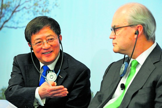 Ce fut un beau tollé à la reprise de Syngenta (à dr.: Michel Demaré, son président)par le groupe chinois ChemChina (à g.: Ren Jianxin, son président). PHOTO: DR