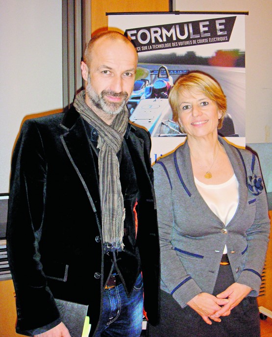 De gauche à droite: Théophile ­Gouzin, directeur technique de Spark Racing Technologies, Simona de ­Silvestro, pilote de Formule E, ­Xavier Richard, consultant chez  Spark ­Racing Technologies.