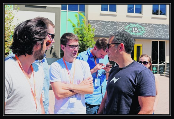 Clément Javersac-Galy (au centre), en discussion avec David Marcus sur le campus de Facebook. «C’est un serial entrepreneur suisse qui vit aux Etats-Unis. Il était président de Paypal après l’acquisition de sa startup et dirige à présent Messenger au sein de Facebook.»