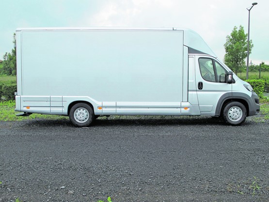 Peugeot Boxer Polyvolume 22,5 m3, sur base de plancher cabine pour un maximum de volume et un seuil de chargement bas.photos: JLA