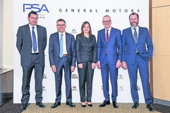 De gauche à droite: Jean-Baptiste de Chatillon (directeur des finances PSA), Carlos Tavares (pdg PSA), Mary Barra (pdg GM), Karl-Thomas Neumann (dg Opel) et Dan Ammann (président GM).DR