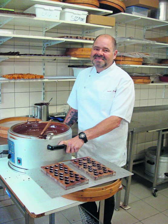 L’artisan chocolatier Didier Poncioni (ci-dessus).Liliane Poncioni, la mère de Didier Poncioni, à l’accueil de la boutique familiale (à gauche).Dans la partie tea-room de la boutique, un havre de paix et d’aventures gustatives (en haut à gauche).