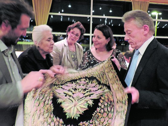 Jean-Luc Vincent dans les locaux de Promex avec la revue de l’IFIA, la Fédération internationale des associations d’inventeurs, un concept né également à Genève.