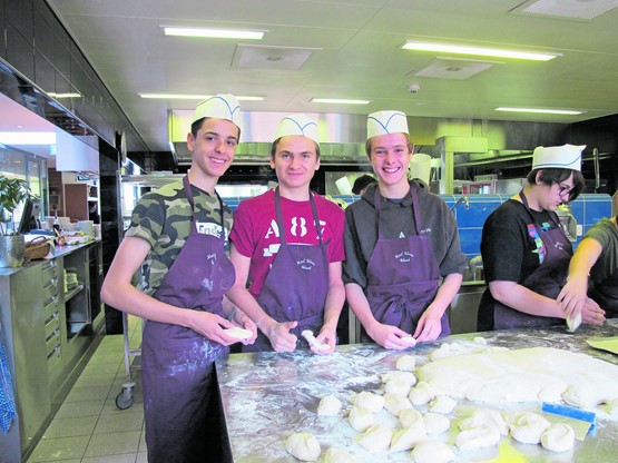 Des jeunes en cuisine, Leonardo, Jules et Gabriel. Ce dernier souhaite apparemment en faire son métier.PHOTOS: OGI